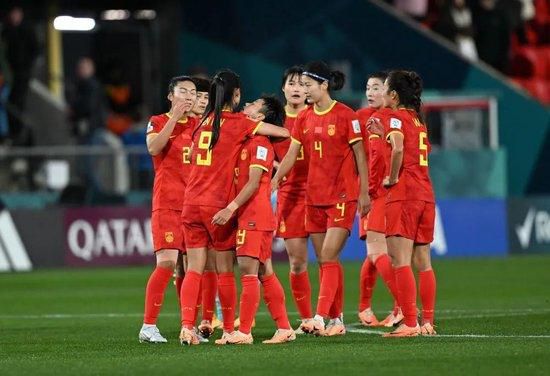 本片是中国第一部反应微信伴侣圈百态、网红现象，提倡“世界无手机日”、拒做“垂头族”的正能量笑剧片子。                                      　　李诚，忠诚诚恳、诚笃取信，为了亲情、恋爱愿意抛却一切；余华，急功近利、虚荣急躁，为了名利可以不择手段；两人是发小。1997年的炎天，李诚为了给女友回BP机借用一年夜汉的年夜哥年夜，不谨慎弄失落到了地上，年夜汉很是愤慨捡起年夜哥年夜砸向李诚的脑壳，致其昏倒掉忆了